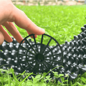 Montáž plastového zahradního dílu na trávníku.