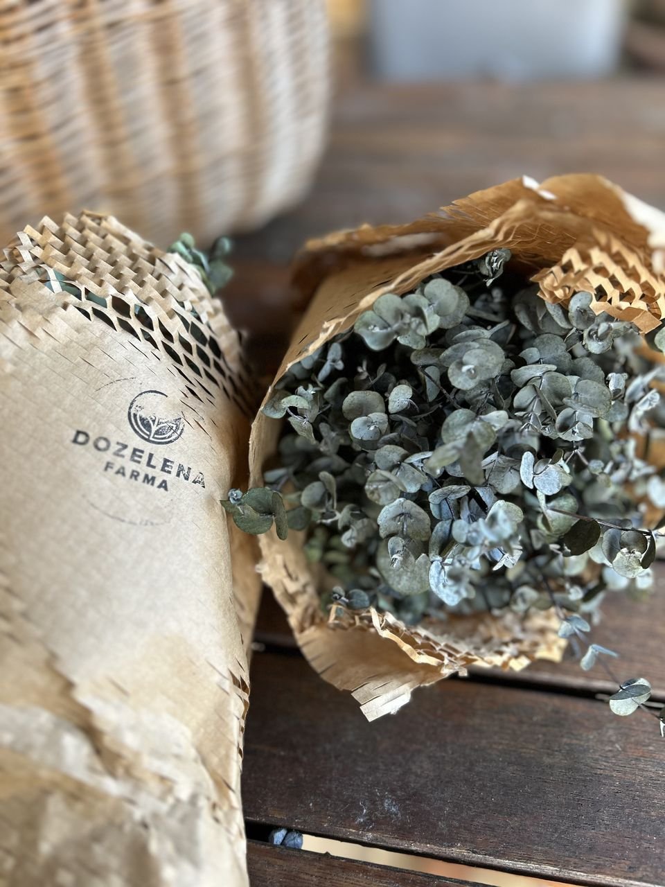 Sušené eukalyptus v recyklovatelném obalu na stole.